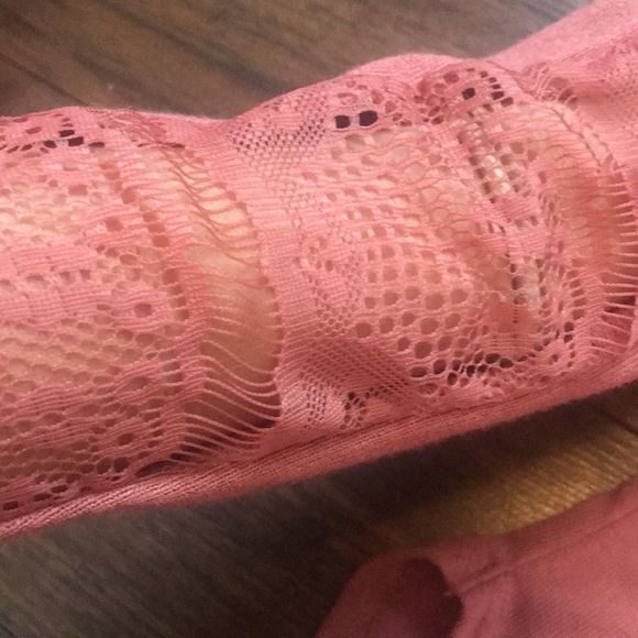 ✨2/$30✨ NWT Ardene Long sleeve shirt with lace detail on sleeve - Picture 2 of 3